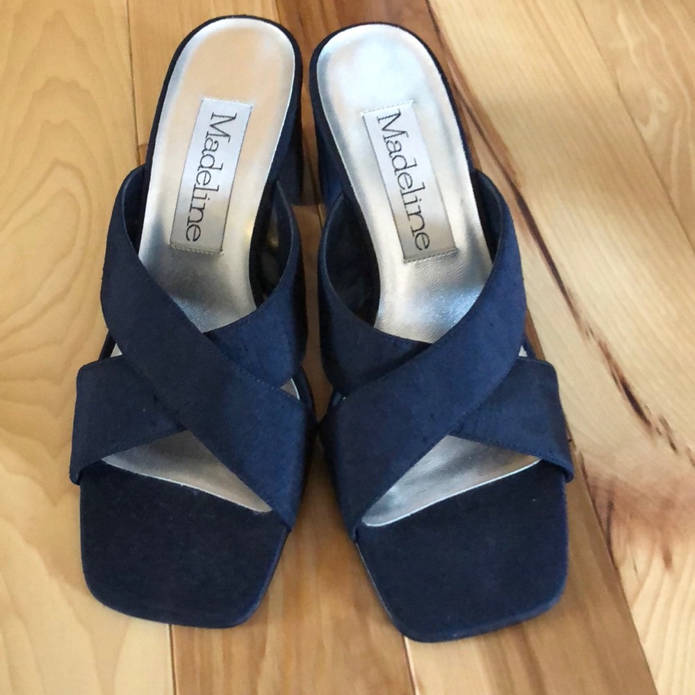 Madeline Navy Linen shoe 7M
